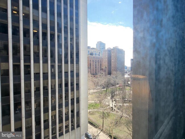 Building Photo - 135 S 19th St