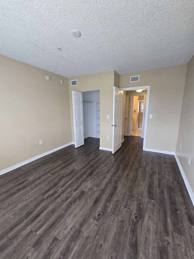 Building Photo - RESORT STYLE, BEAUTIFUL 2 BEDROOM AND 2 BATHROOMS ON THE TOP FLOOR