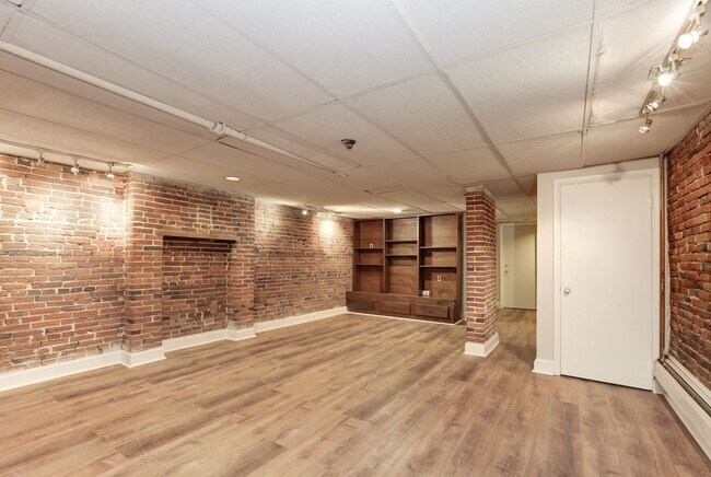 Building Photo - 1805 Bolton St
