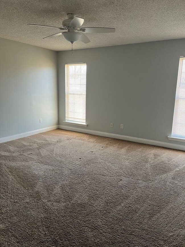 Building Photo - 1330 Lovers Lane Rd