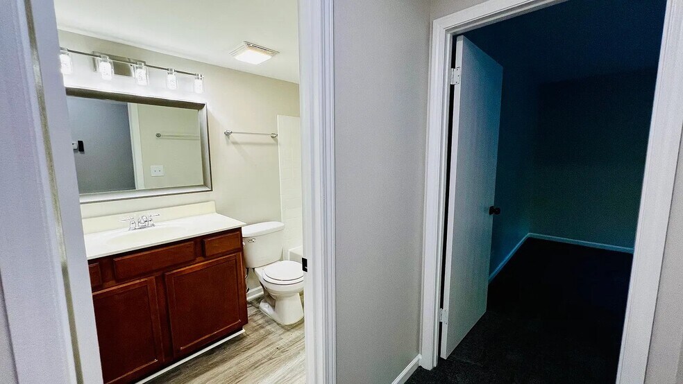 Building Photo - 104 Glengarry Dr