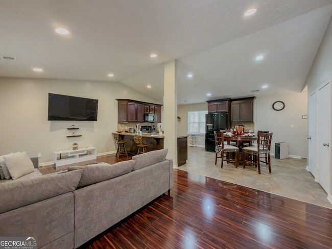 Building Photo - 580 Pineland Cir