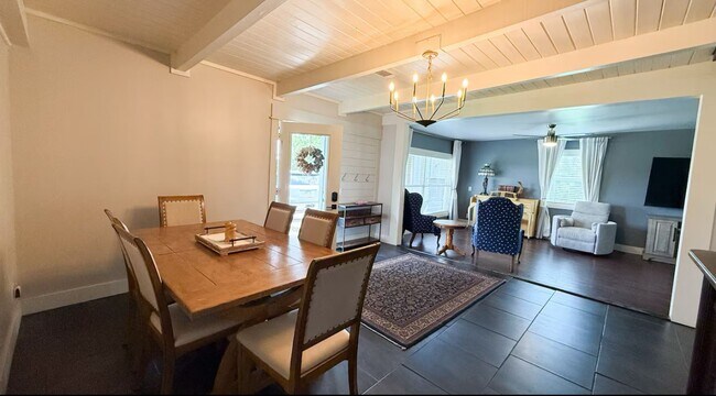 Building Photo - MOVE IN READY!!