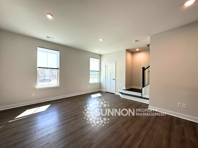 Building Photo - Spacious 3-Bedroom Townhome in a Prime Loc...