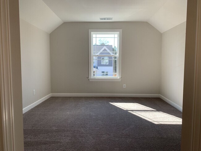 Building Photo - 4 Bed, 3 Bath Home w/ 2 Car Garage and Fen...