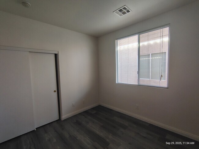 Building Photo - 5526 Cresent Valley St