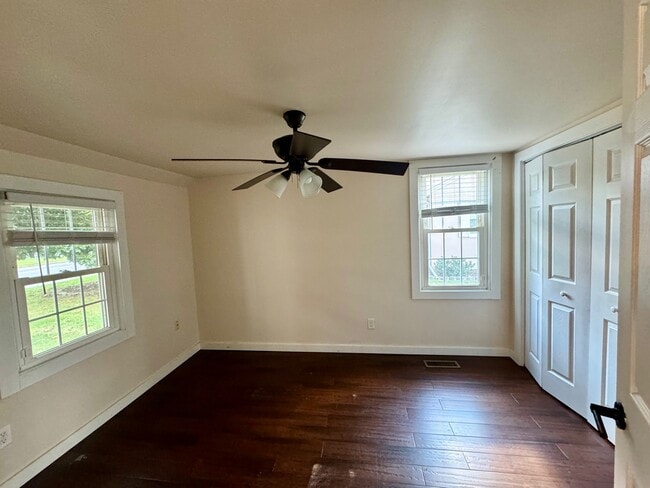 Building Photo - 129 Laurel Rd