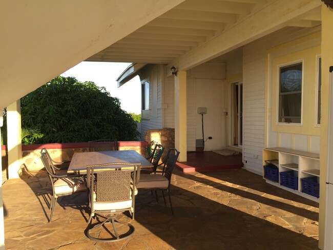 Building Photo - Kaimuki's Best & Most Convenient Location!...