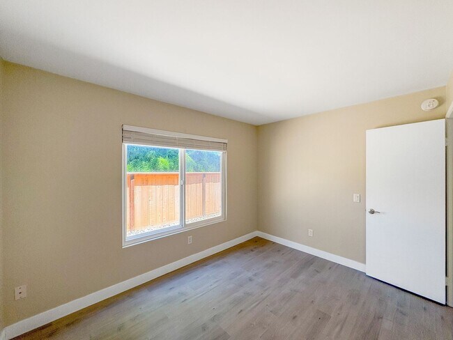 Building Photo - Beautifully updated 4-bed, 3-bath, two-sto...