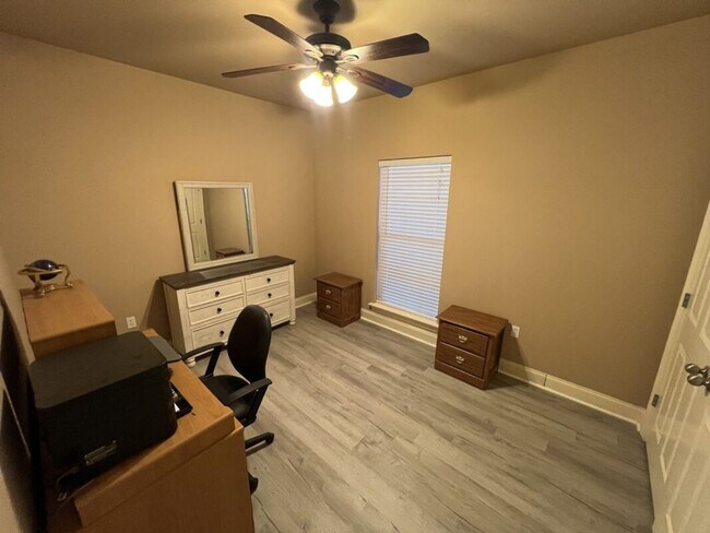 Building Photo - Newly updated! 3 bd, 2 bath condo in Zachary's Cottages at Blue Herron