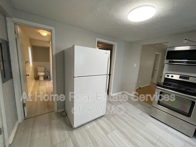 Building Photo - 618 W Harrison St