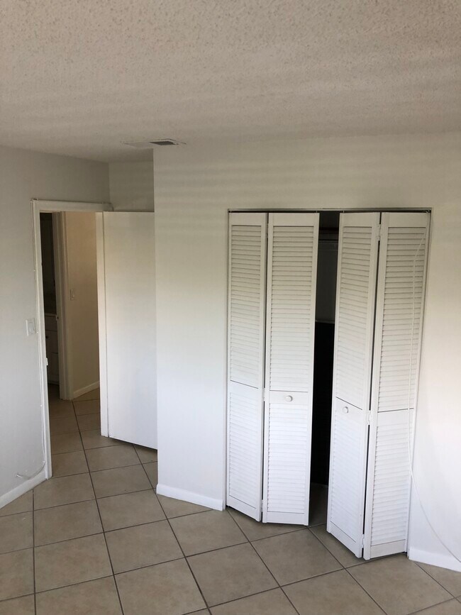 Building Photo - 5192 NE 6th Ave