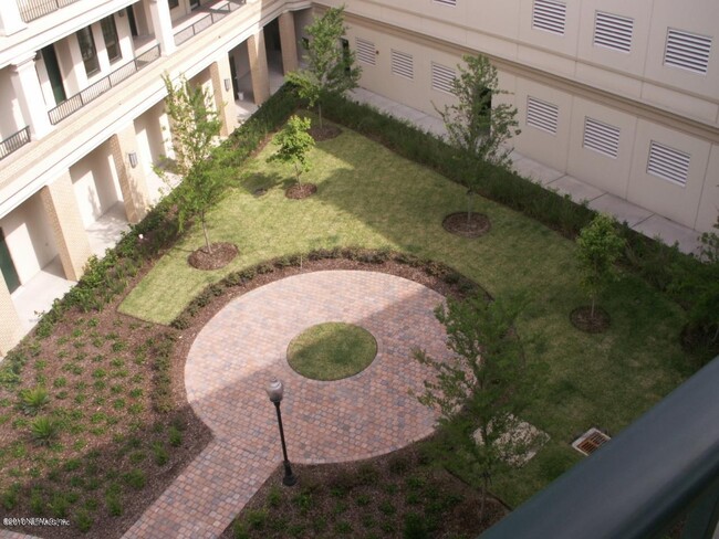 Building Photo - 1661 Riverside Ave