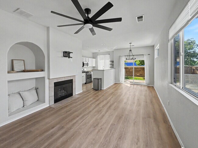 Building Photo - 6501 San Antonio Dr NE