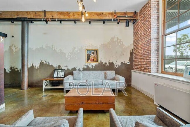 Building Photo - 154 Ave E