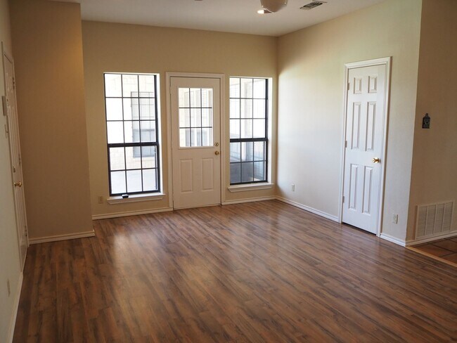 Building Photo - 5 Bed 4 Bath in Pilot Point