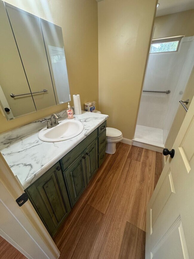 Building Photo - Beautiful 2 Bedroom Home In Central