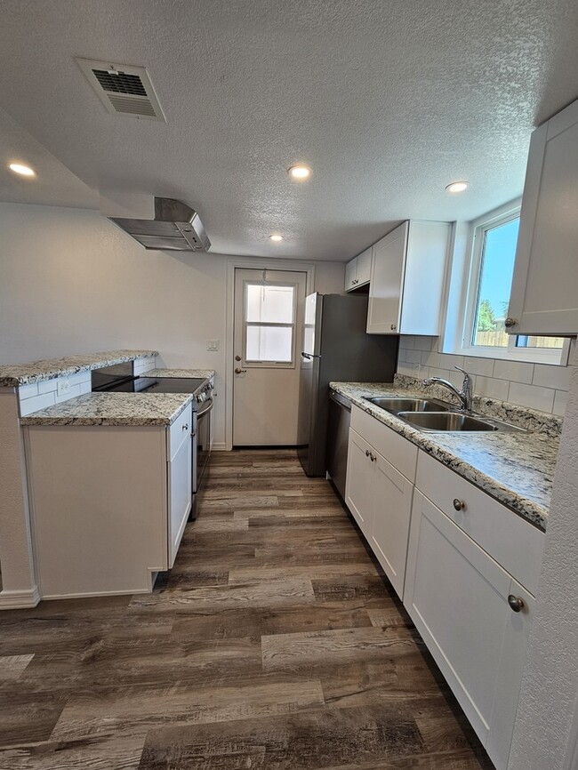 Building Photo - Completely Updated 1 bed 1 bath with yard