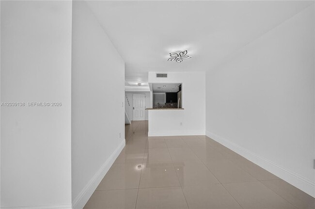 Building Photo - 9351 Fontainebleau Blvd