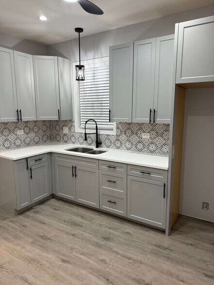 Building Photo - 7123 S Cornell Ave