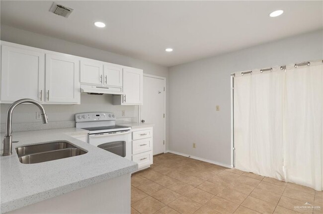 Building Photo - 502 Thornwood Dr