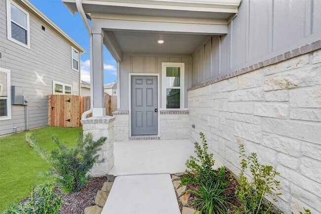 Building Photo - 25821 Hedgerow Dr