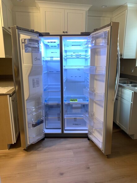 Double door refridgerator with Water and Ice Dispensers - 1903 Cedarwood Dr