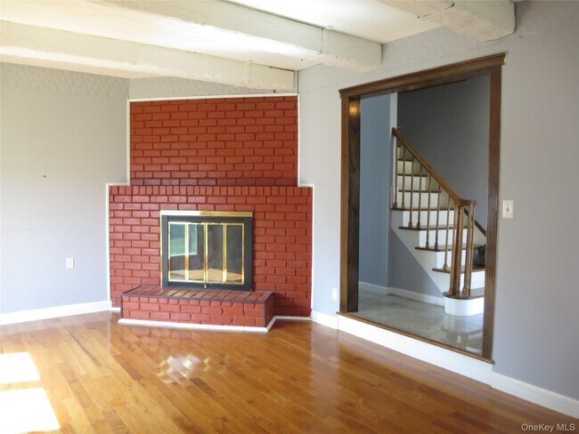 Building Photo - 327 Town Line Rd