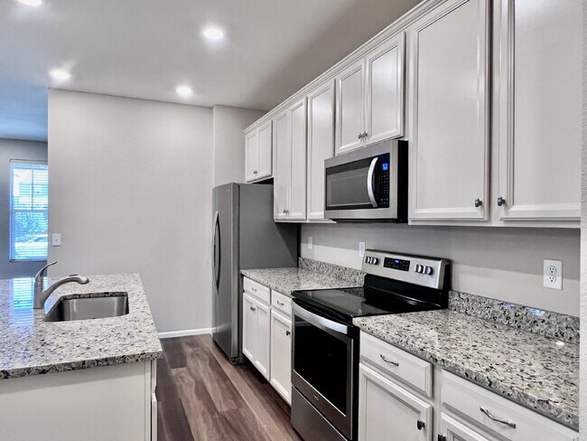 Building Photo - Beautifully Maintained 4BR/3.5BA Townhome with Finished Basement in Prime Aurora Location w/2-Car...