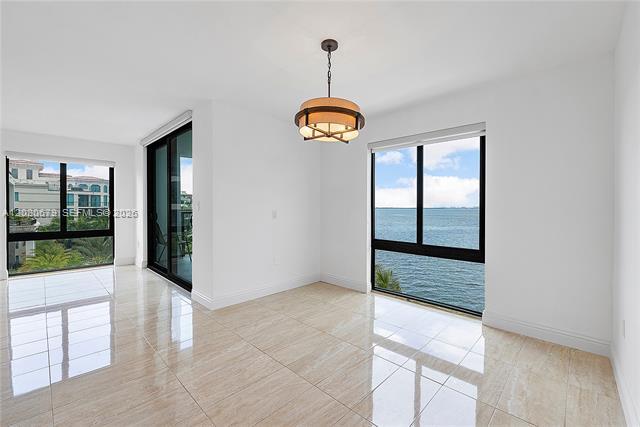 Building Photo - 1600 S Bayshore Ln