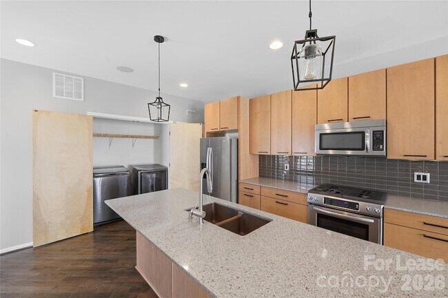 Building Photo - 919 Westbrook Dr
