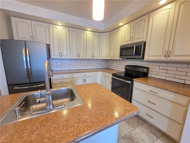 Building Photo - 311 Woodview Ave