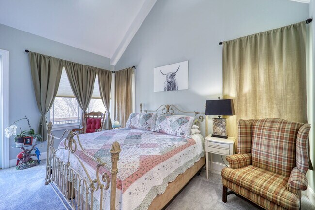 Building Photo - 137 N Ridge Ln