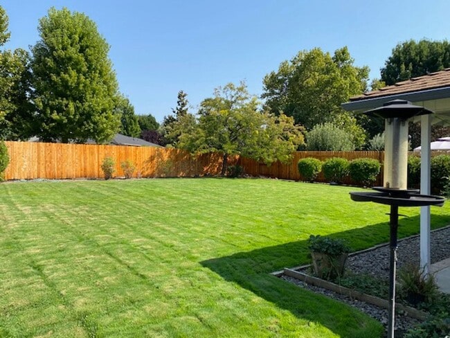 Building Photo - LARGE SINGLE FAMILY HOME, ONE LEVEL W/ FEN...