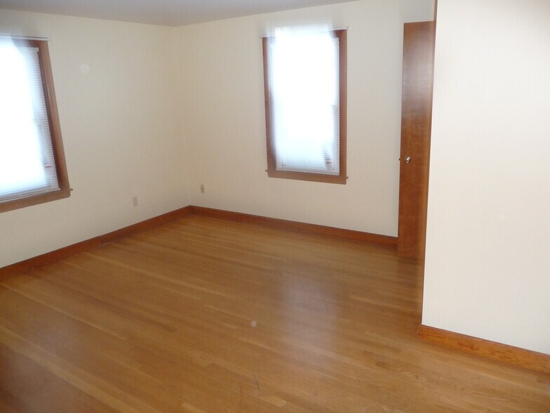 Building Photo - 213 Suffolk Ave