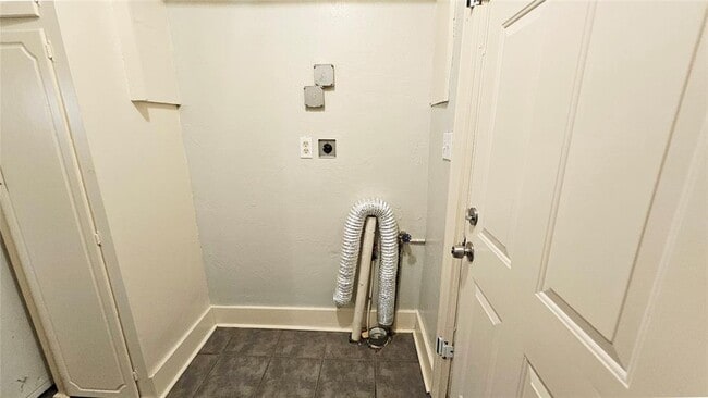 Building Photo - 2427 W Park Pl