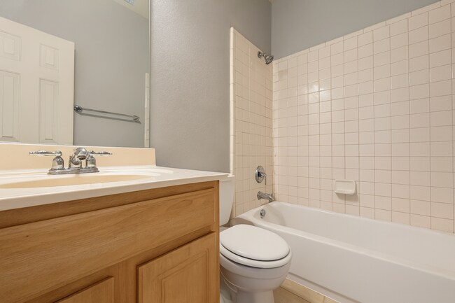 Building Photo - 1707 Chestnut Ave