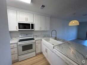 Building Photo - 2 bedroom 1 Bath newly renovated 1 mile fr...