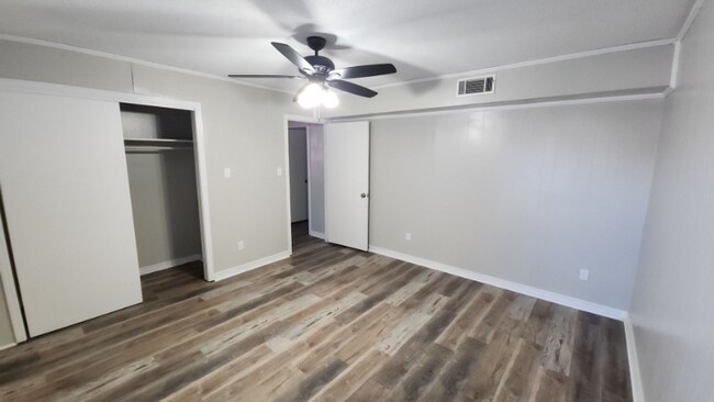 Building Photo - 1910-1911 S El Paso Ave