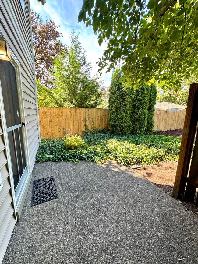 Building Photo - Fully Renovated 2 Bedroom, 1.5 Bath Townhouse with Garage