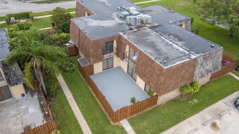 Building Photo - 744 Springdale Cir