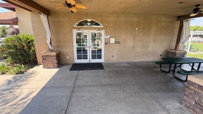 Building Photo - 2 bedroom 1.5 bathroom townhome located in a gated community near Hosking Ave/ S. Union Ave