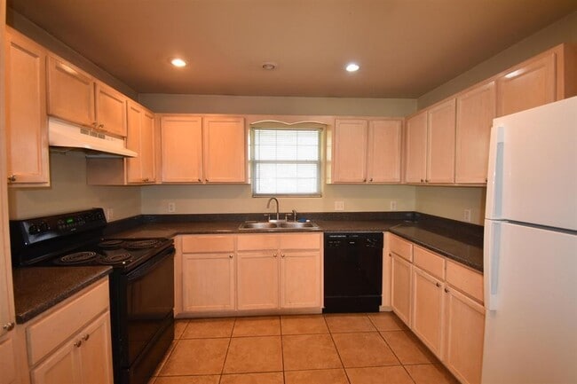 Building Photo - 104 Alyssa Dr