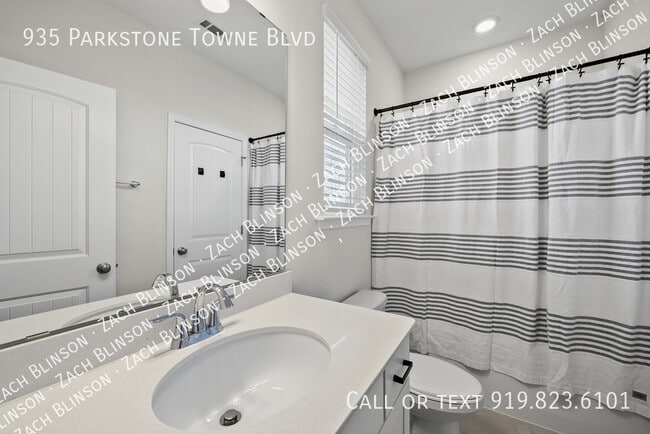 Building Photo - 935 Parkstone Towne Blvd