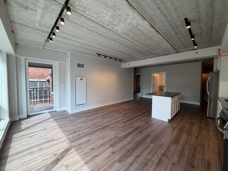 Building Photo - 952 W Carmen Ave