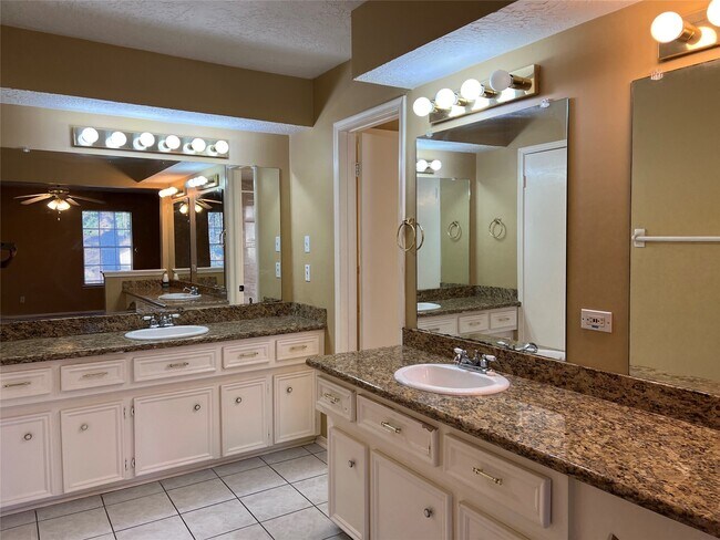 Building Photo - 28801 Holly Hill Dr