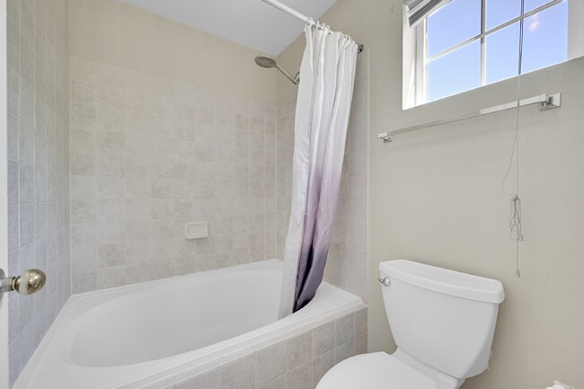 Building Photo - $2,250 - 4 Bed,2.5 Bathroom Home  in Color...