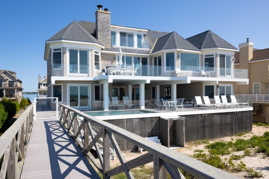 Building Photo - 687 Dune Rd