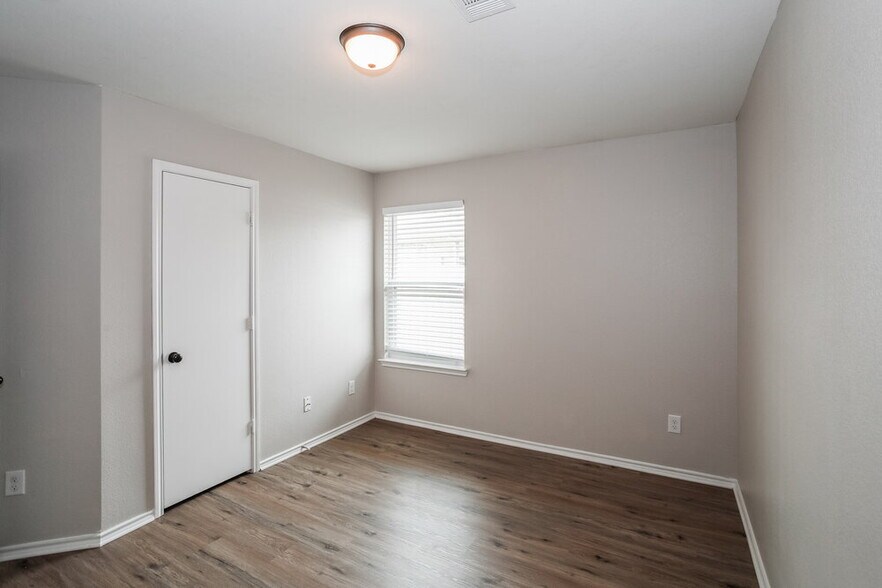 Building Photo - 4020 Tarpon Springs Dr