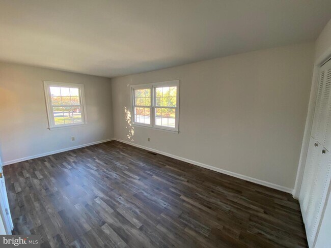 Building Photo - 300 Garfield Ct